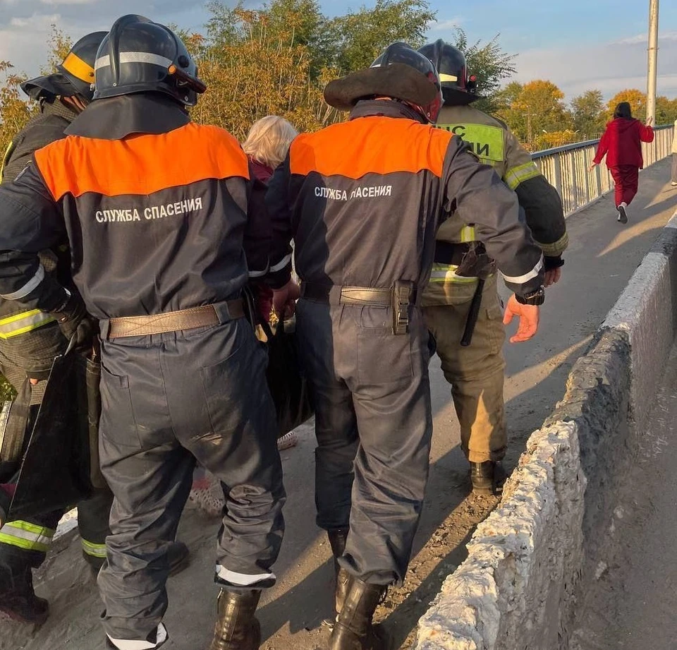 Спасенную с опоры моста женщину в Ульяновске спасатели передали медикам. Фото Управление гражданской защиты Ульяновска