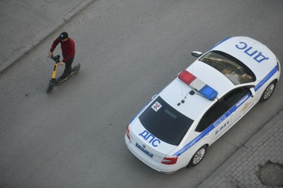 В Екатеринбурге машина снесла двух школьников, которые на одном электросамокате пересекали дорогу