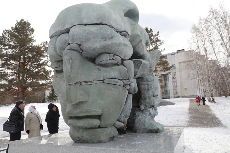 Скульптура «Трансформация» в Красноярске.