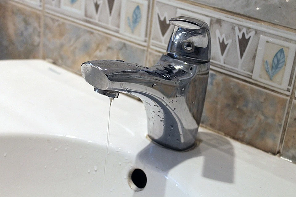 Жители посёлка Редкино отключены от горячей воды уже почти три недели.