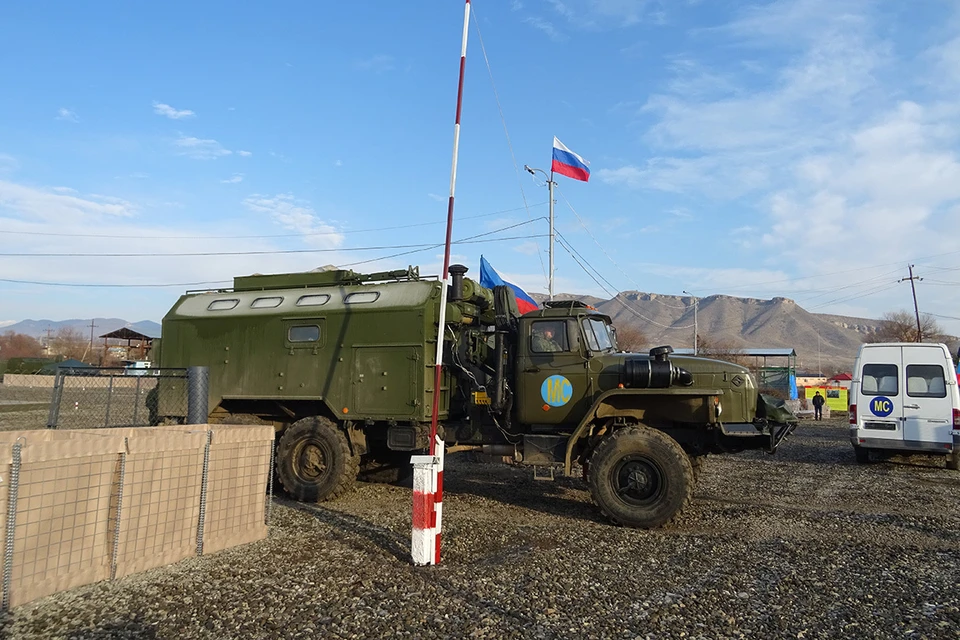 Российским миротворческим контингентом продолжается эвакуация мирного населения Нагорного Карабаха