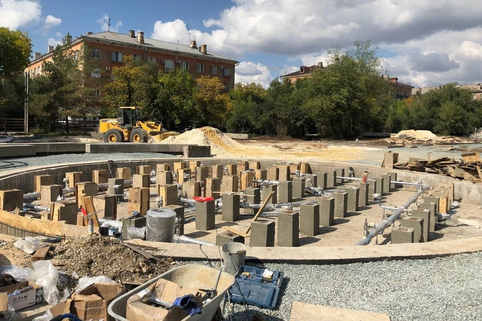 в Новотроицке приводят в порядок территорию бывшего кинотеатра «Экран»