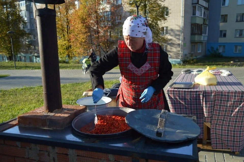 Мастерицы музея-заповедника «Лудорвай» варили лакомство в настоящих печах. Фото: администрация Ижевска