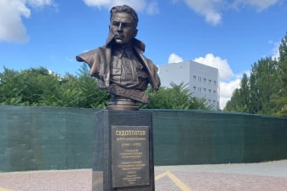Памятник Павлу Судоплатову в Мелитополе