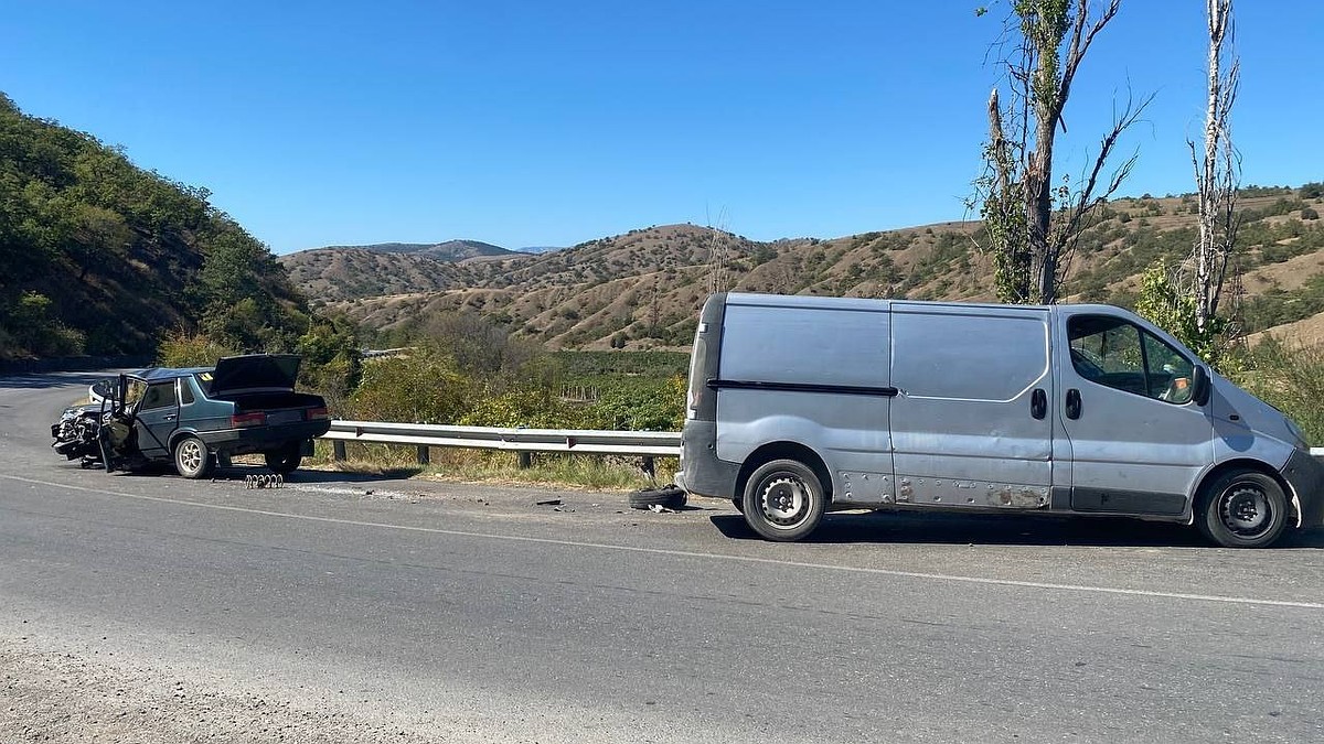 В Крыму столкнулись микроавтобус и «Лада»: пострадали два человека - KP.RU