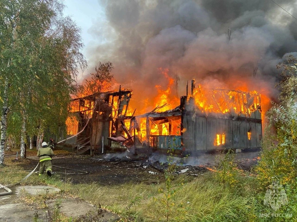 В Нефтеюганске загорелся двухэтажный расселенный деревянный дом. Фото: ГУ МЧС России по ХМАО-Югре
