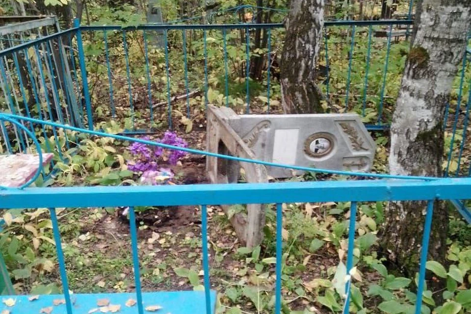 В Ачинске вандалы повредили могильные плиты на кладбище. Фото: МВД