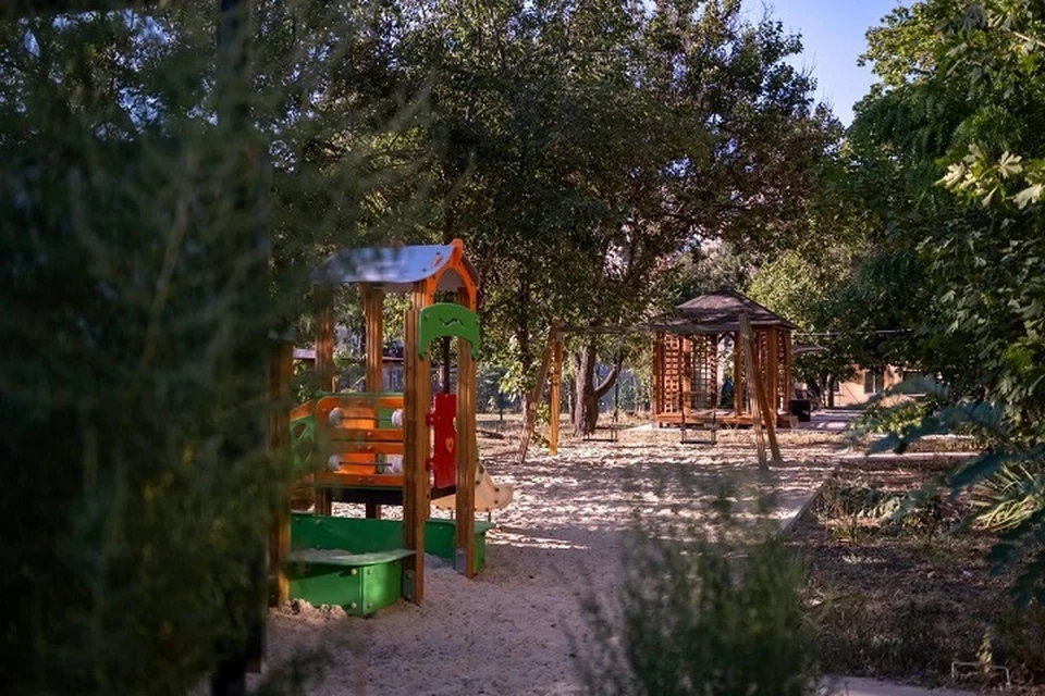 Тульские специалисты оборудовали детские площадки в Мариуполе. Фото: Администрация города Мариуполя