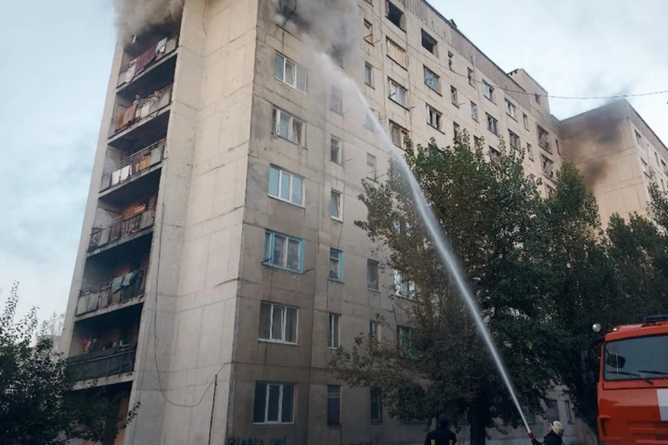 В Рубежном спасатели тушили пожар в многоэтажке. Фото - МЧС ЛНР