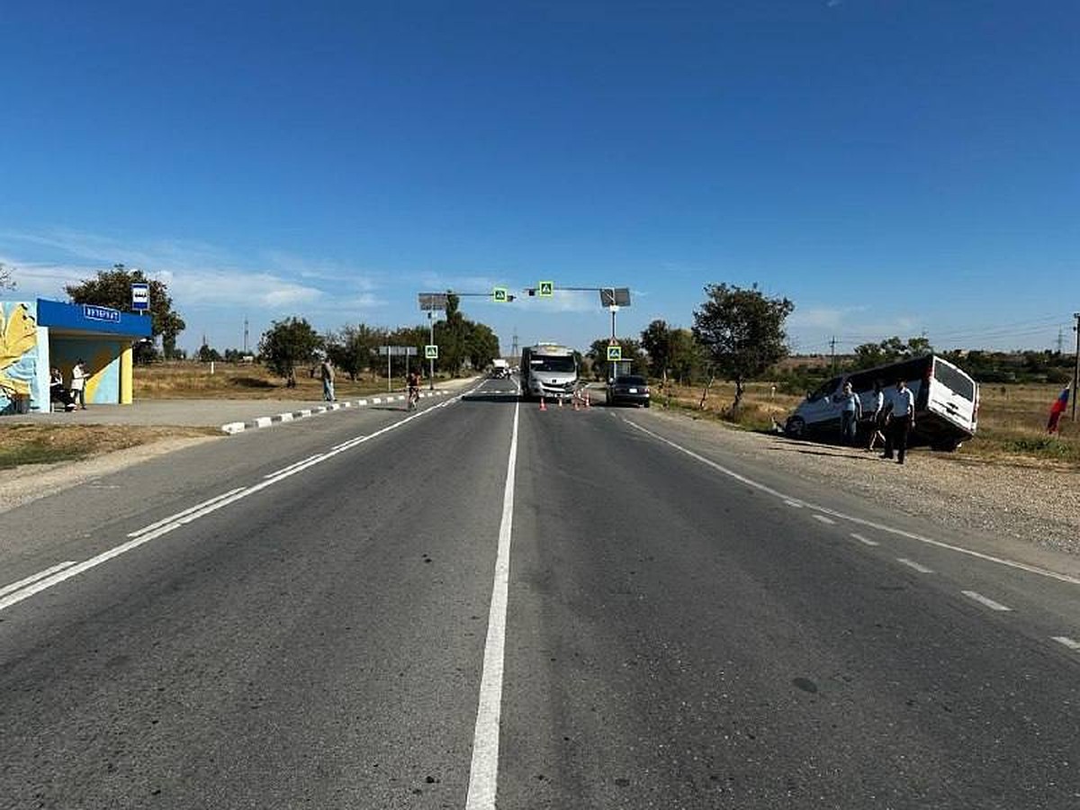 В Крыму пассажирский автобус сбил пешехода и протаранил минивэн: пострадали  шесть человек - KP.RU