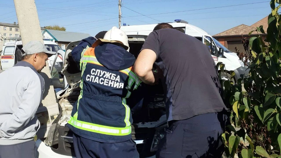 Фото: Водитель авто «Лада Гранта» протаранил столб на Интернациональной улице Пугачева
