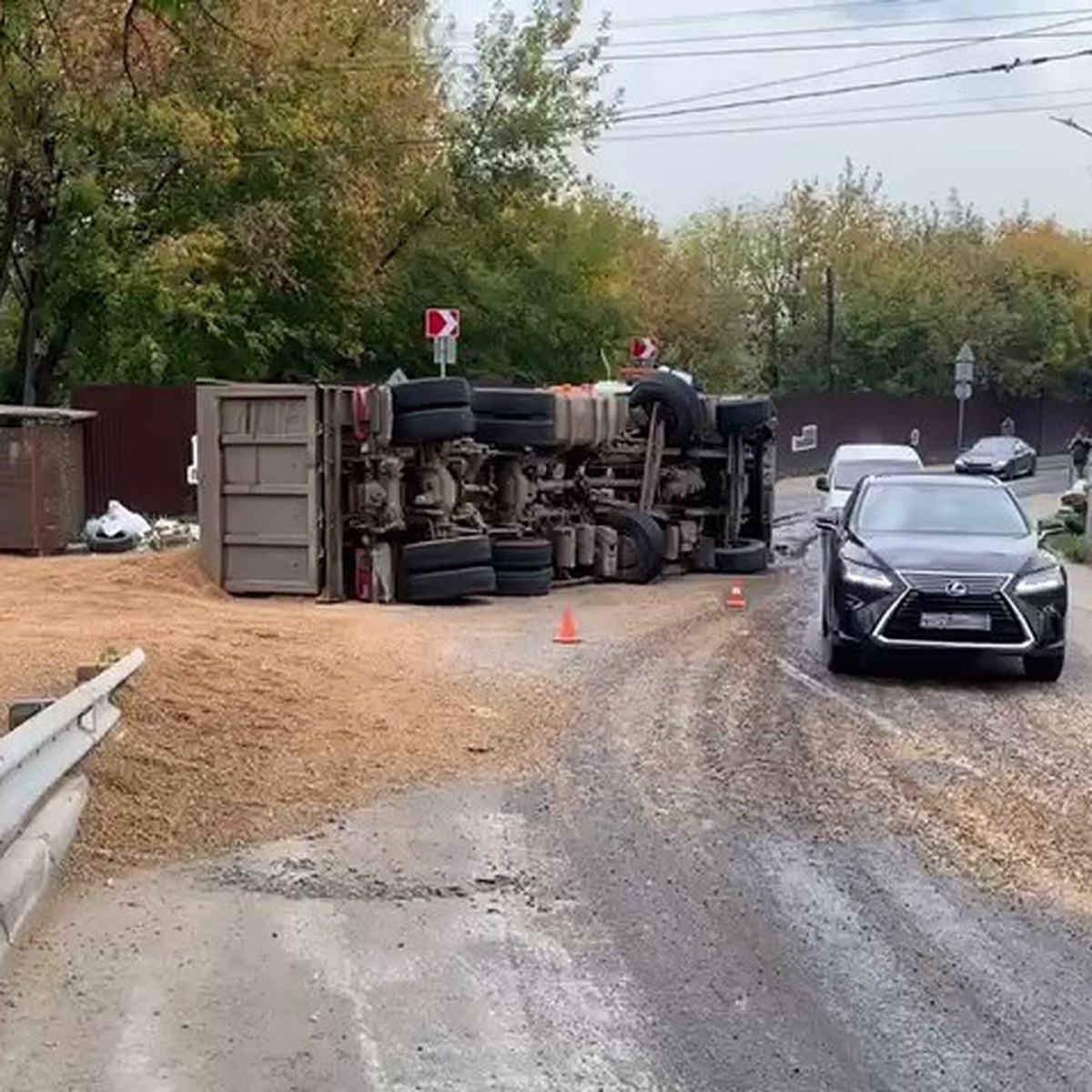 Грузовик с песком перевернулся на улице Лысогорской в Нижнем Новгороде -  KP.RU