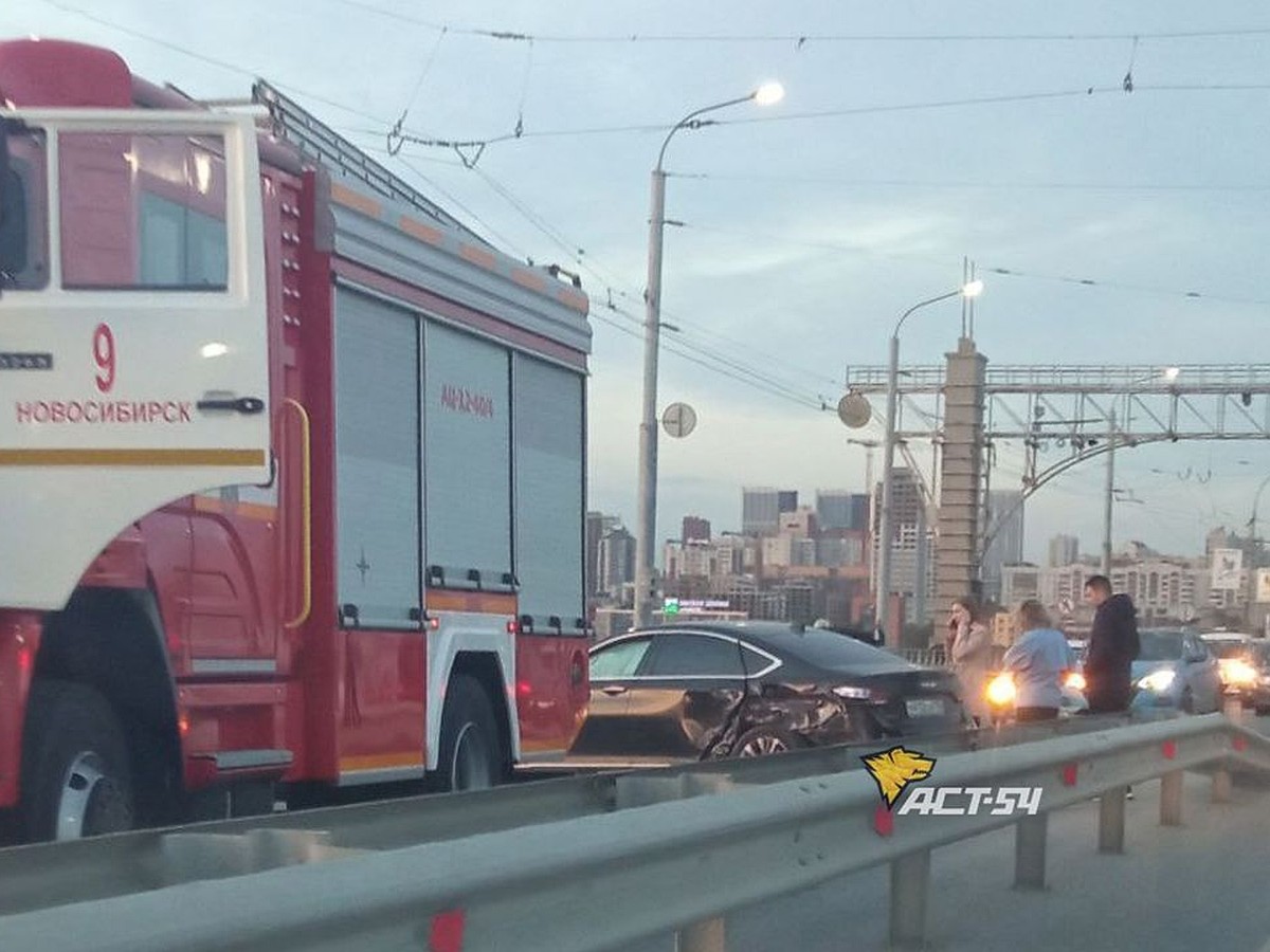 В Новосибирске на Октябрьском мосту столкнулись четыре иномарки - KP.RU