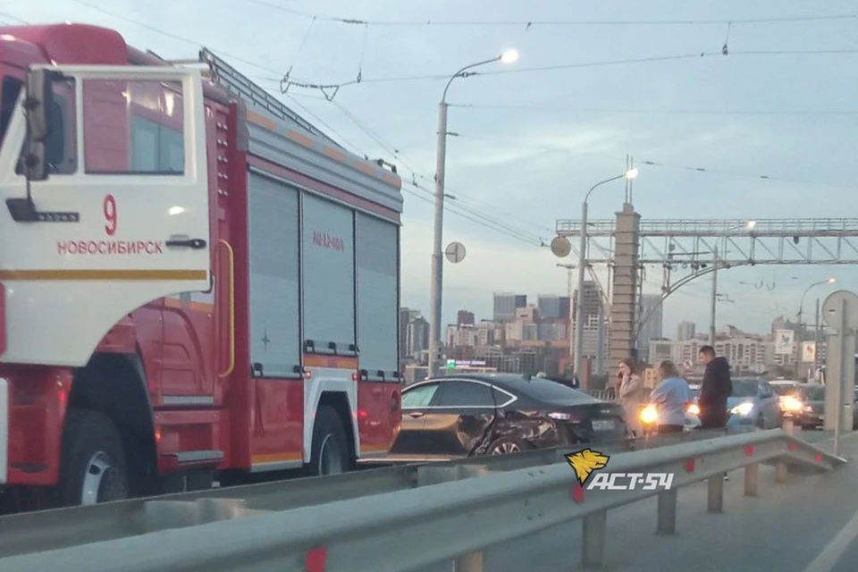 В Новосибирске случилось массовое ДТП с участием 4 автомобилей. Фото: "АСТ-54"