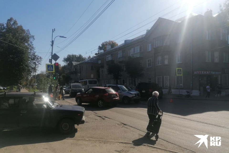 Авария из двух машин перекрыла практически всю проезжую часть на улице Октябрьской в Рязани.