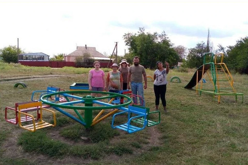 В Софиевском привели в порядок детскую площадку. Фото - telegram-канал "ВозродимДонбасс.рф"