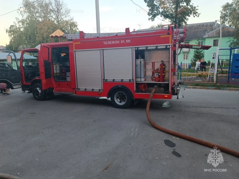 Во время пожара в Туле сотрудники МЧС эвакуировали 5 человек