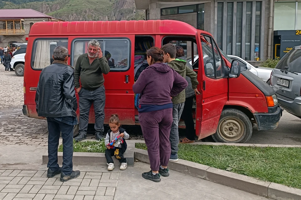 Беженцы из Карабаха добираются до Армении
