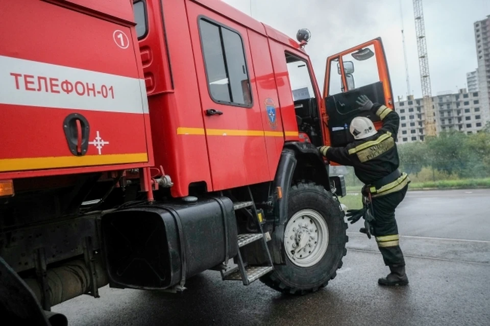 На Ростовском шоссе в Краснодаре горит мусор.