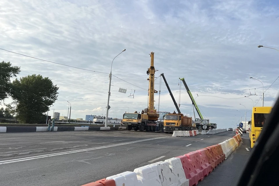Движение транспорта сейчас осуществляется по одной половине путепровода. Фото: архив "КП"