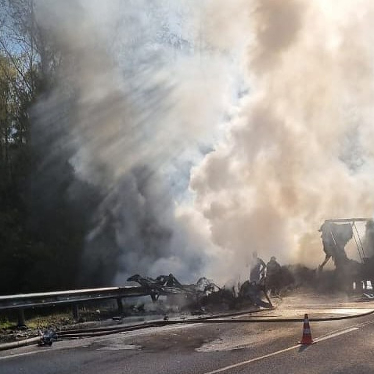 В Калужской области произошло смертельное ДТП, в котором сгорели 2 авто -  KP.RU