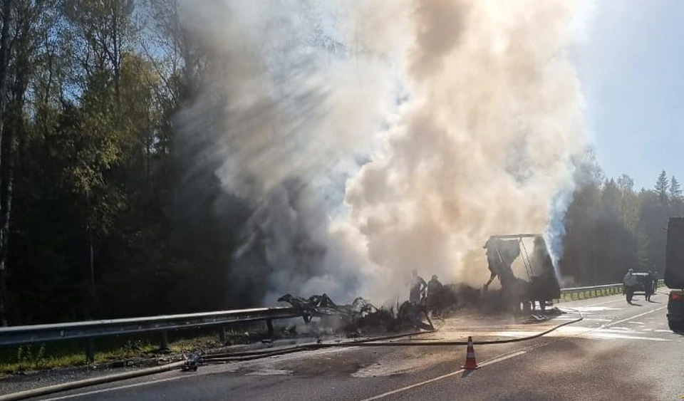 В Калужской области загорелись 2 машины в результате аварии, в них погибли три человека