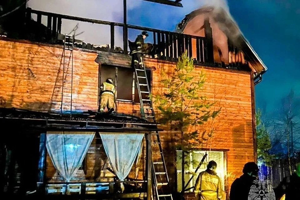 Пожар начался с мансарды. Фото: ГУ МЧС РФ по Якутии