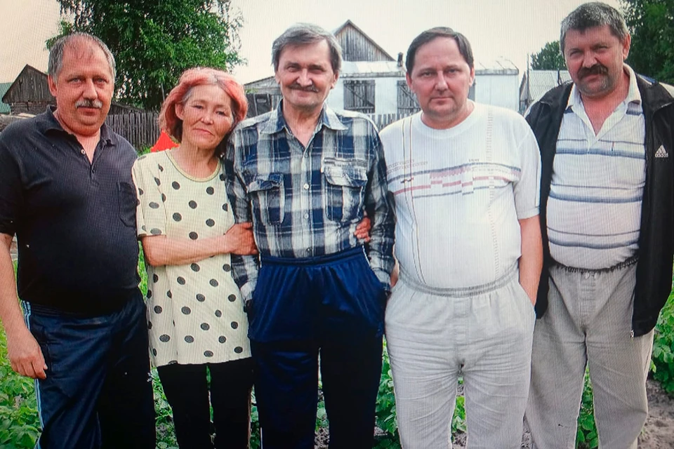 Василий Афанасьев (слева) с братьями и снохой. Фото: Василий АФАНАСЬЕВ