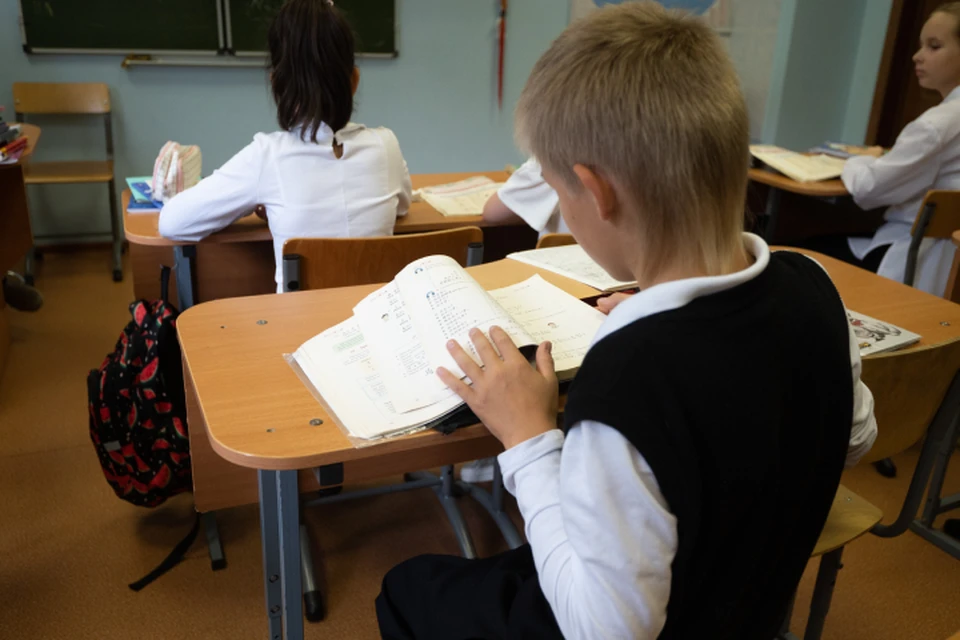 Мальчик взял телефон и когда родители отвернулись, позвонил в полицию