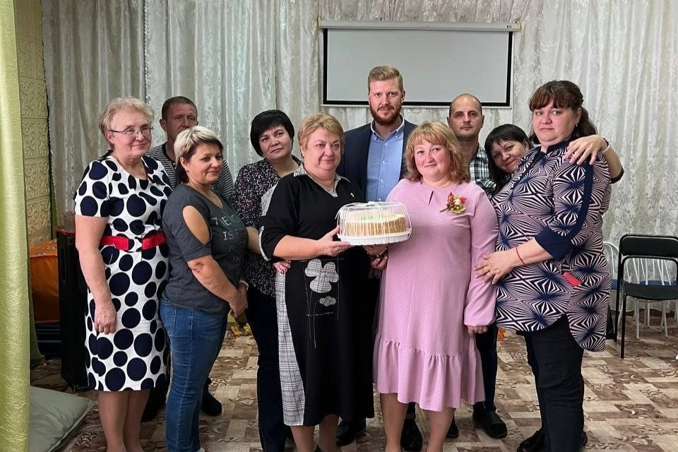 Виновники торжества получили подарки и благодарности