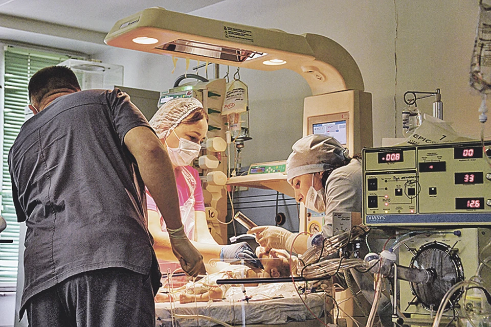 Врачи Бакулевского центра оперируют даже новорожденных, филигранно сшивая крошечные сосудики и сердечки.