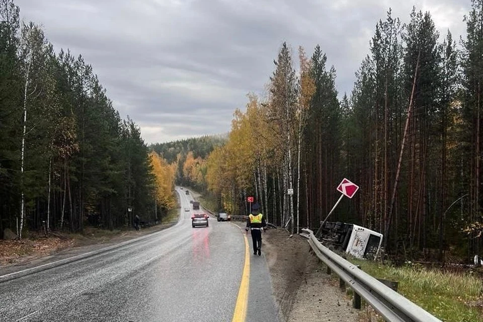 На момент аварии в салоне автобуса находились четыре пассажира. Фото: ГИБДД по Свердловской области