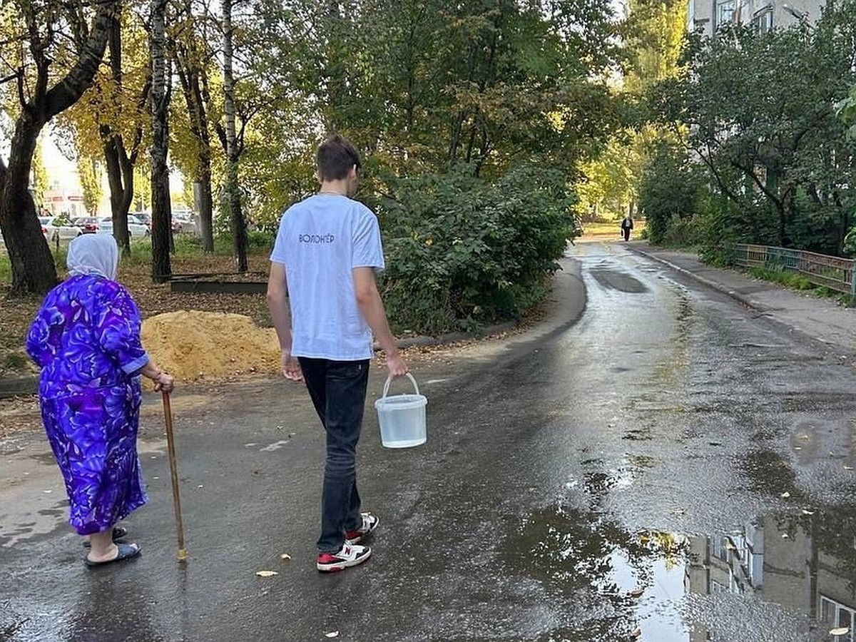 Волонтеры раздают воду жителям Липецка, попавшим под отключение из-за  порыва - KP.RU