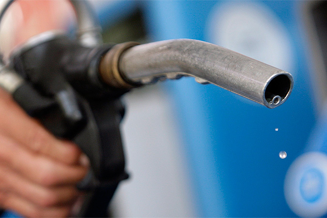 По мнению большинства экспертов, запрет на экспорт нефтепродуктов вряд ли продлится долго. Но он точно поможет сдержать рост цен и даже немного их снизить.