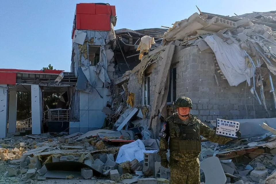 В результате обстрела повреждено здание ресторана в поселке Корсунь. Фото: СЦКК ДНР