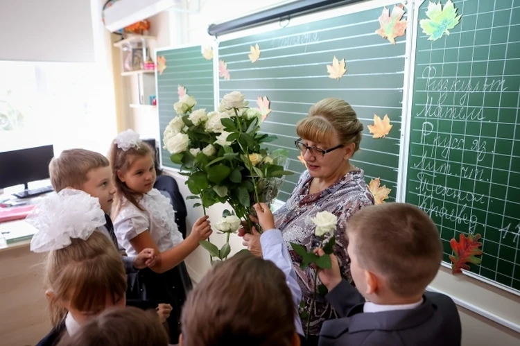 Шишка, шашлык, жвачка, 50 рублей: Названы самые оригинальные подарки педагогам в День учителя