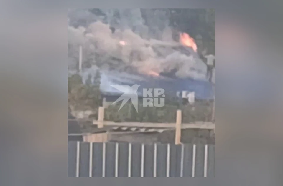 Судя по видео, присланным местными жителями, огонь уже перекинулся на кровлю.
