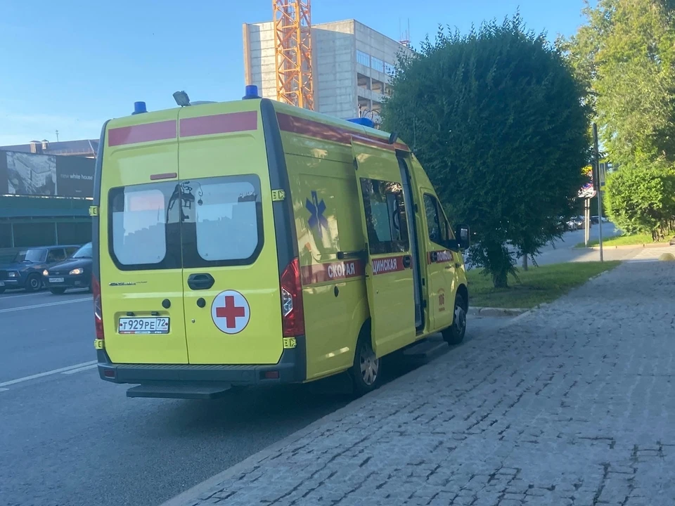 Пожилая женщина потеряла сознание и умерла от рвоты на крыльце рынка в Тюмени.