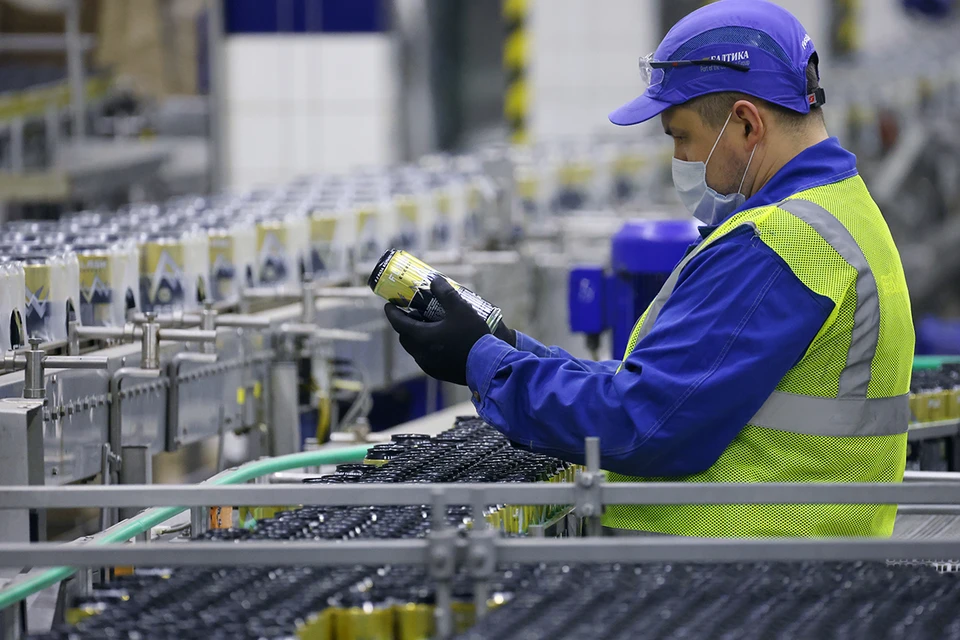 Carlsberg расторгла лицензионные соглашения с российской компанией «Балтика», позволяющие последней производить и продавать продукцию датской пивоваренной корпорации. Фото: Петр Ковалев/ТАСС