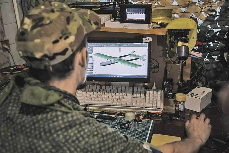 Воздушные игры под Пятихатками: как российские бойцы разрабатывают и испытывают дроны в секретной лаборатории