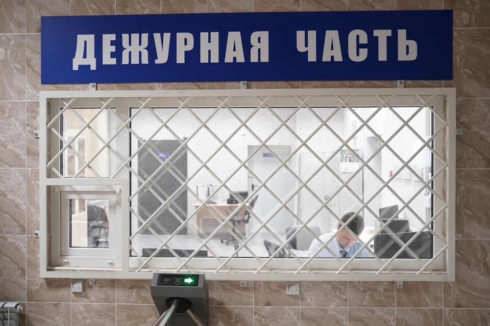 Момент кражи попал на запись с камер видеонаблюдения, размещенных на фасадах близлежащих домов.