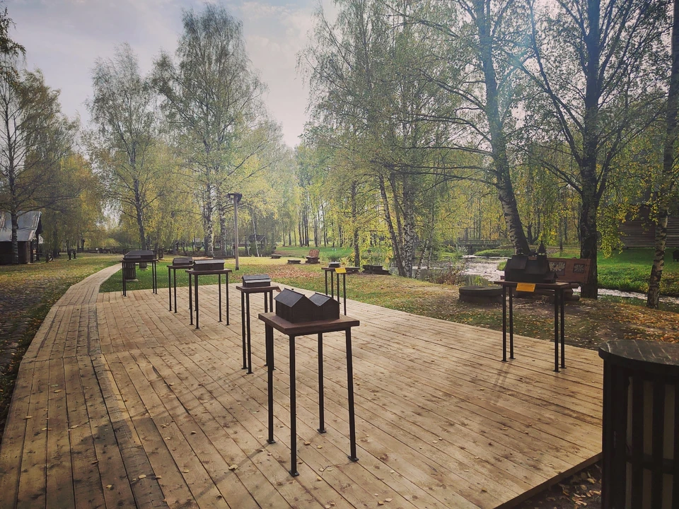На специальной площадке здесь установлены 7 трехмерных моделей экспонатов Костромской слободы