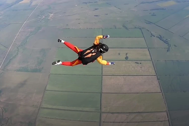 Видео из Кузбасса со спасением парашютистки, у которой не раскрылся парашют, поразило западные СМИ