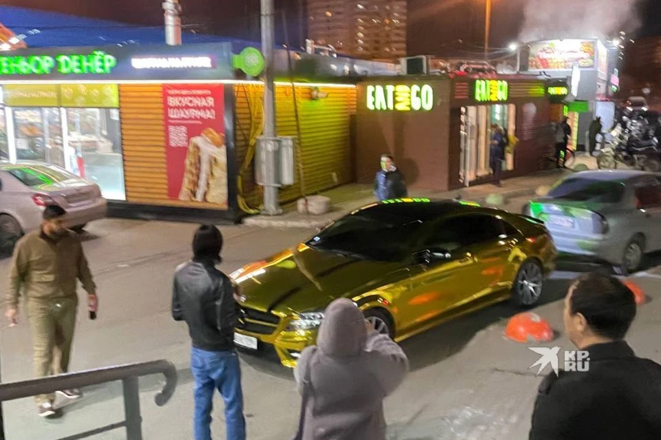 Золотой автомобиль был замечен около 21:00