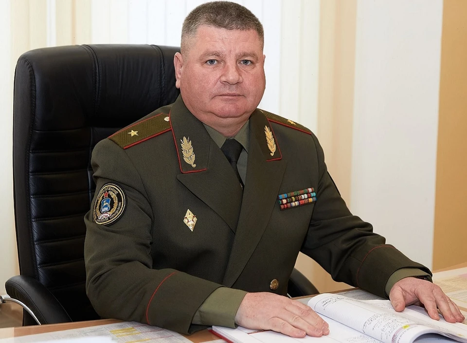 Генерал-майор Александр Бас ждет звонков от населения. Фото: mil.by