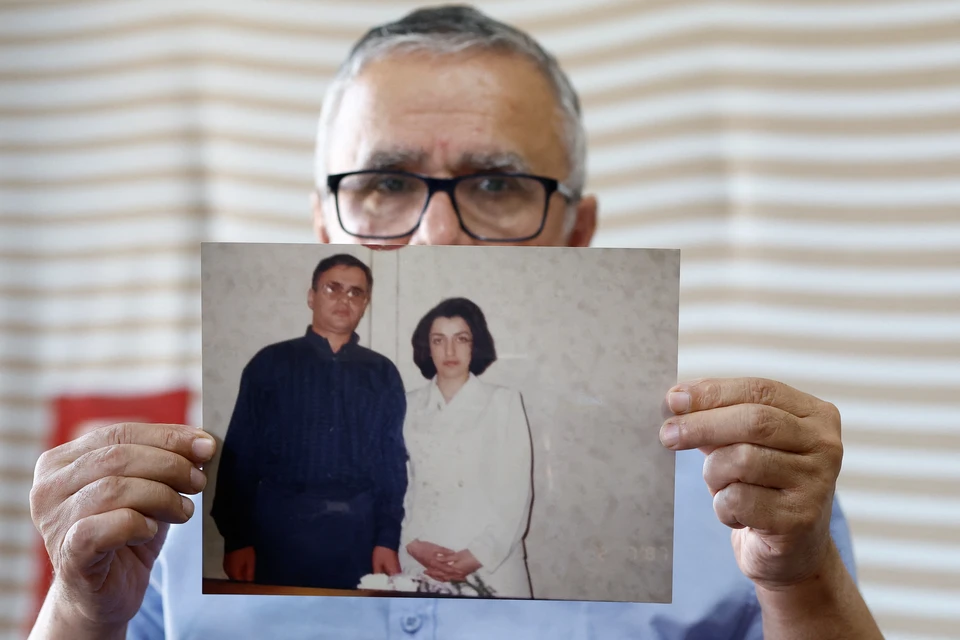 Наги Рамади, муж обладательницы Нобелевской премии мира, с совместной фотографией из семейного архива.