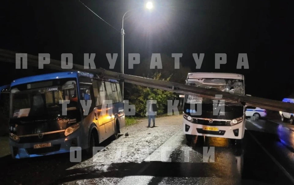 В тульском селе Хрущено опора газовой трубы упала на автомобиль и два автобуса