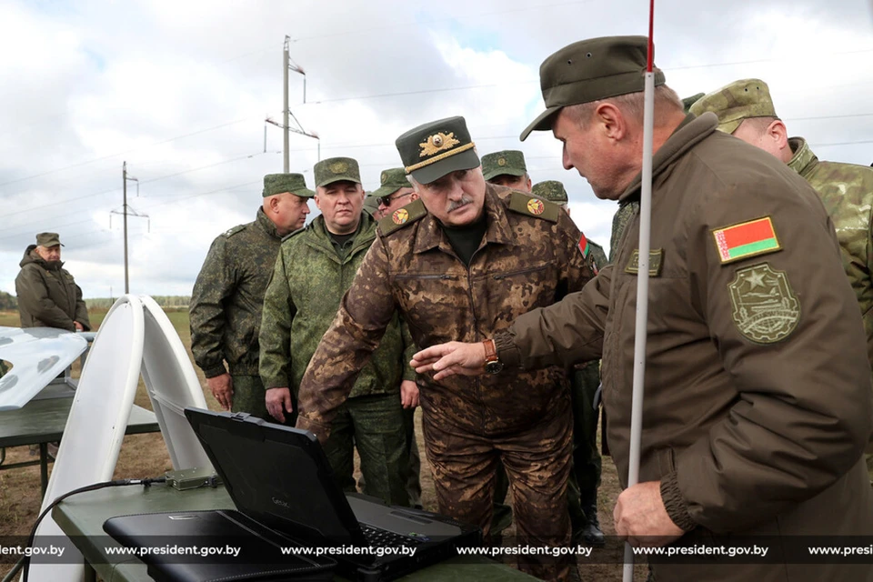 Лукашенко показали аналог спутниковой системы Starlink, разработанной в Беларуси. Фото: president.gov.by