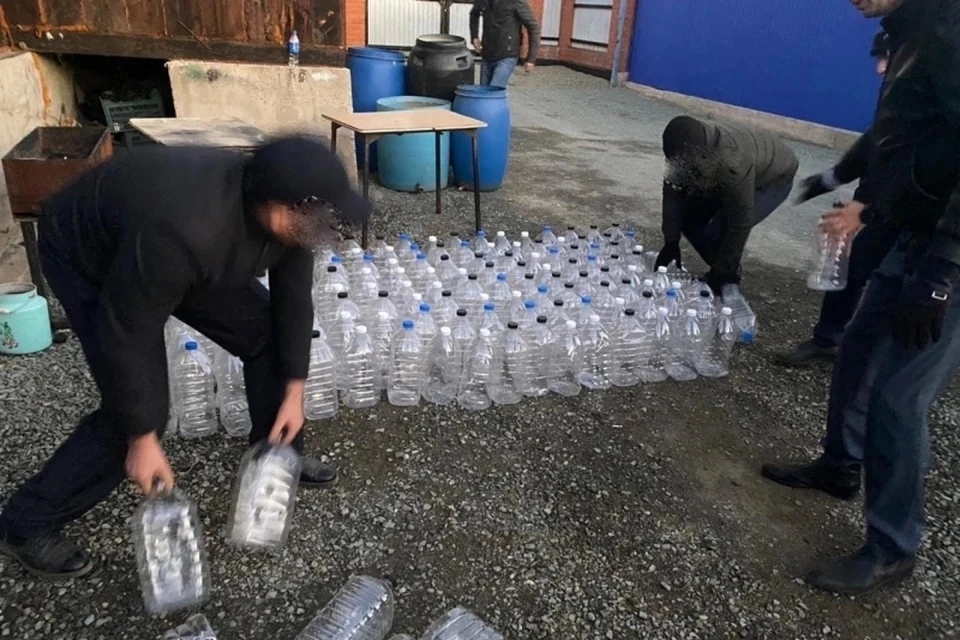 От первой партии суррогата пострадали больше 100 человек. Всего же было изъято больше 200 литров