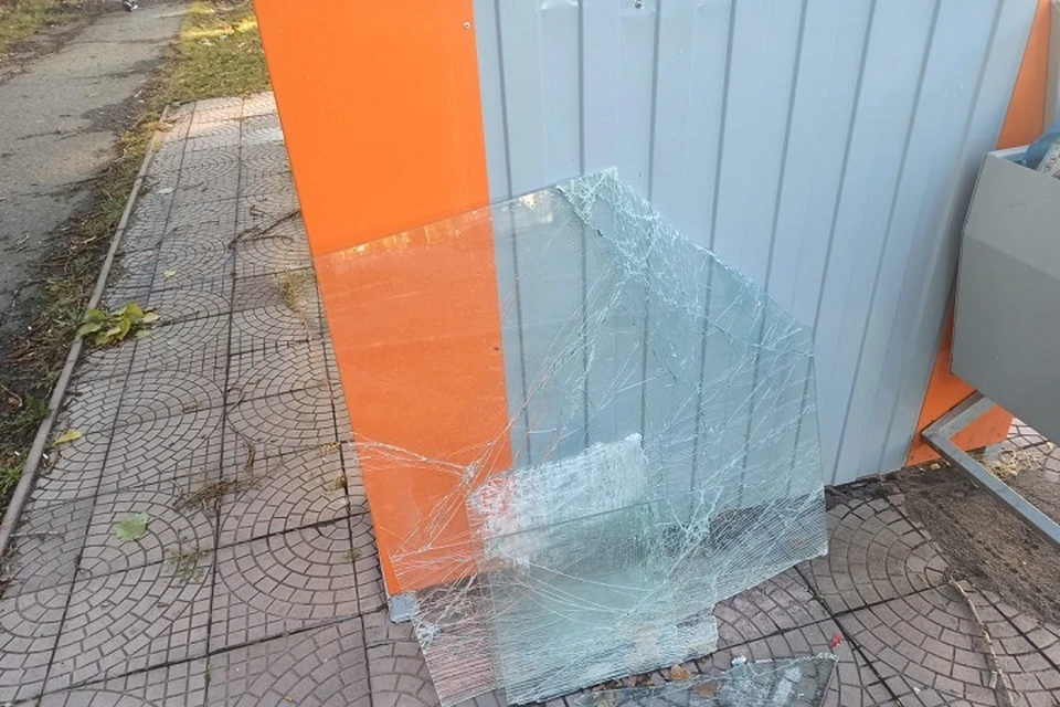 В Енакиево неизвестные разбили остекление нового остановочного павильона. Фото: t.me/RomanHramenkov